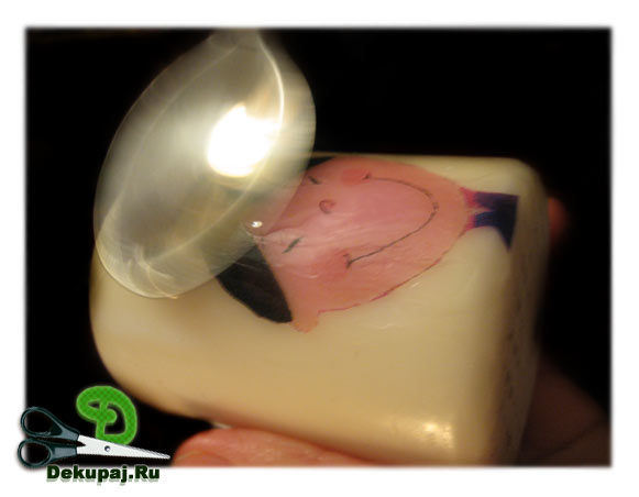 Движения ложкой при декупаже свечи Движения ложкой при декупаже свечи