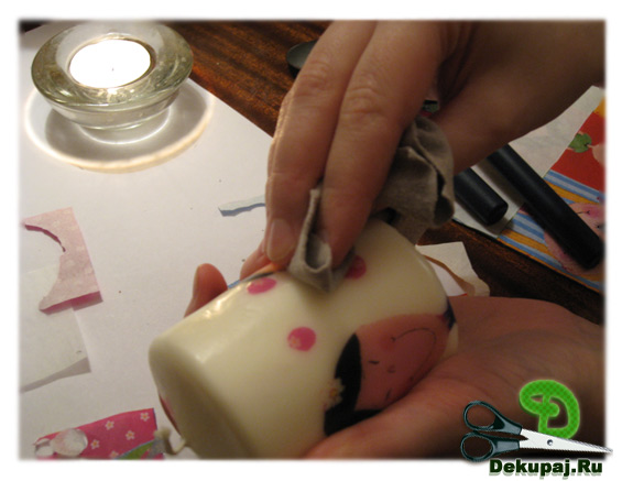 Полировка свечи тряпочкой после декупажа Полировка свечи после декупажа