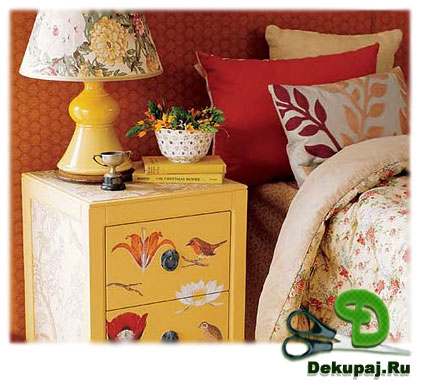 Декорированная в технике декупажа прикроватная тумбочка и лампа. Декорированная тумбочка и лампа